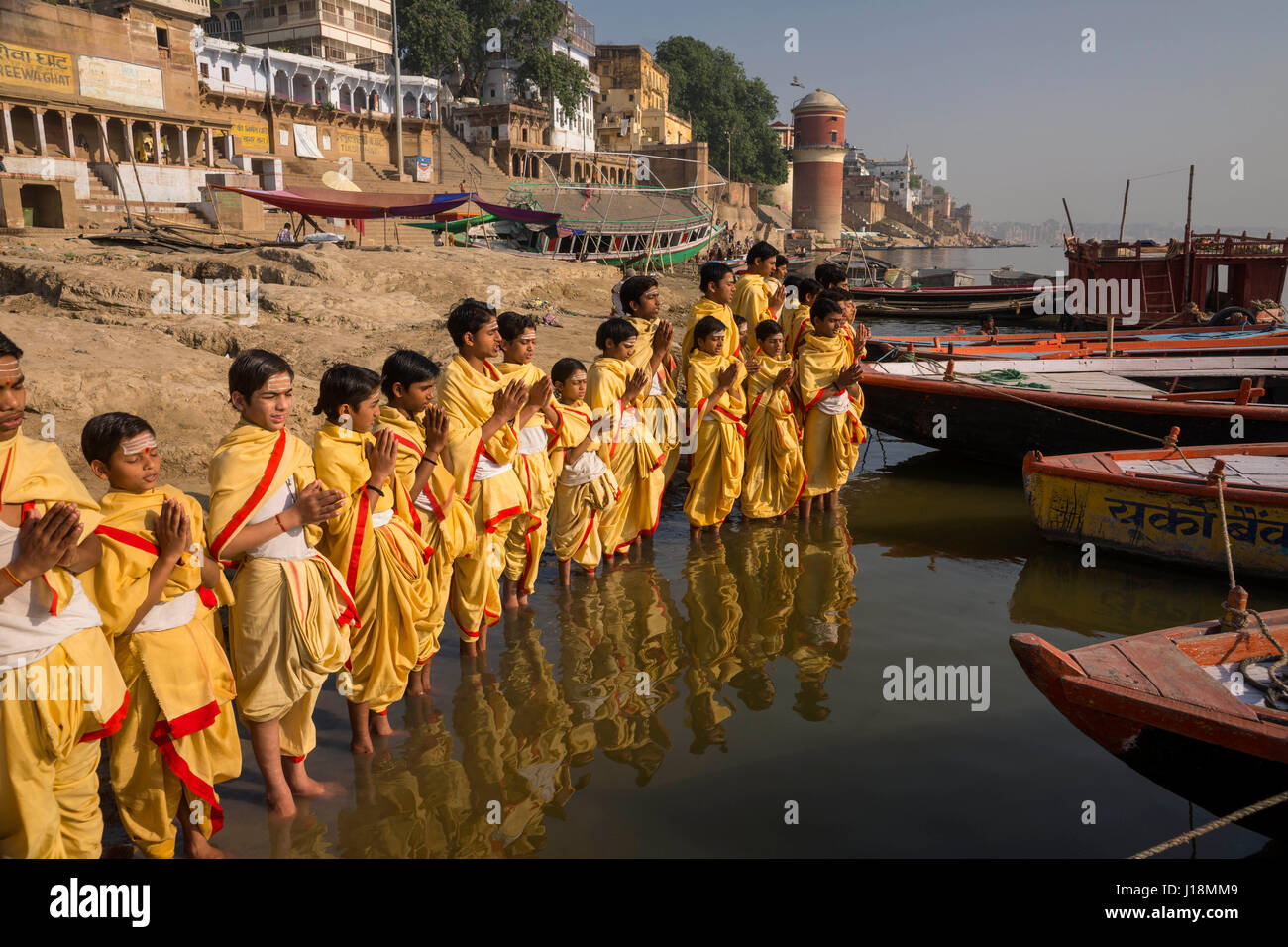 Gli studenti di pregare, Varanasi, Uttar Pradesh, India, Asia Foto Stock