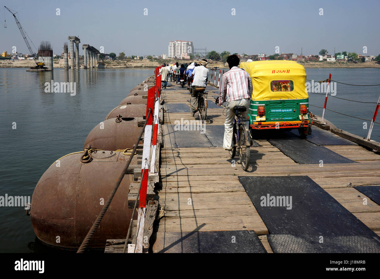 Attraversamento pontone galleggiante ponte, Varanasi, Uttar Pradesh, India, Asia Foto Stock