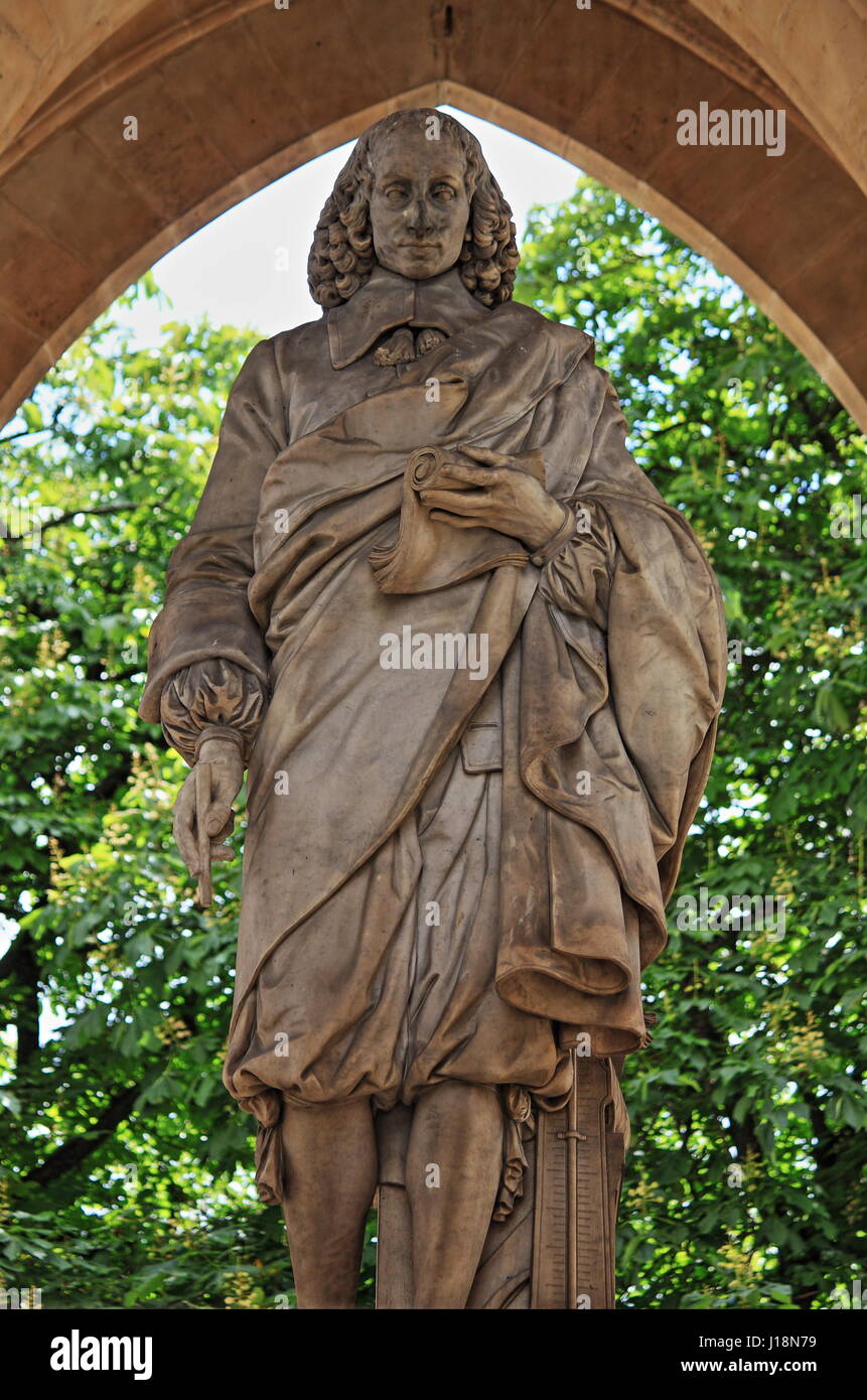 Monumento a Blaise Pascal sotto la Torre Saint-Jacques. Parigi, Francia Foto Stock