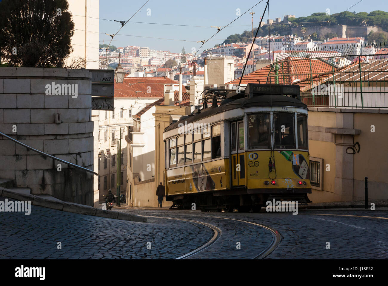 Tram tradizionale 28 sulla Calçada São Francisco, Mártires, Lisbona, Portogallo Foto Stock
