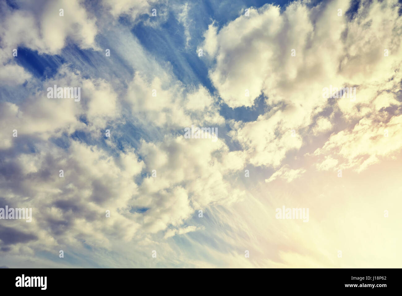 Il colore nei toni del cielo nuvoloso al tramonto, sfondo naturale. Foto Stock