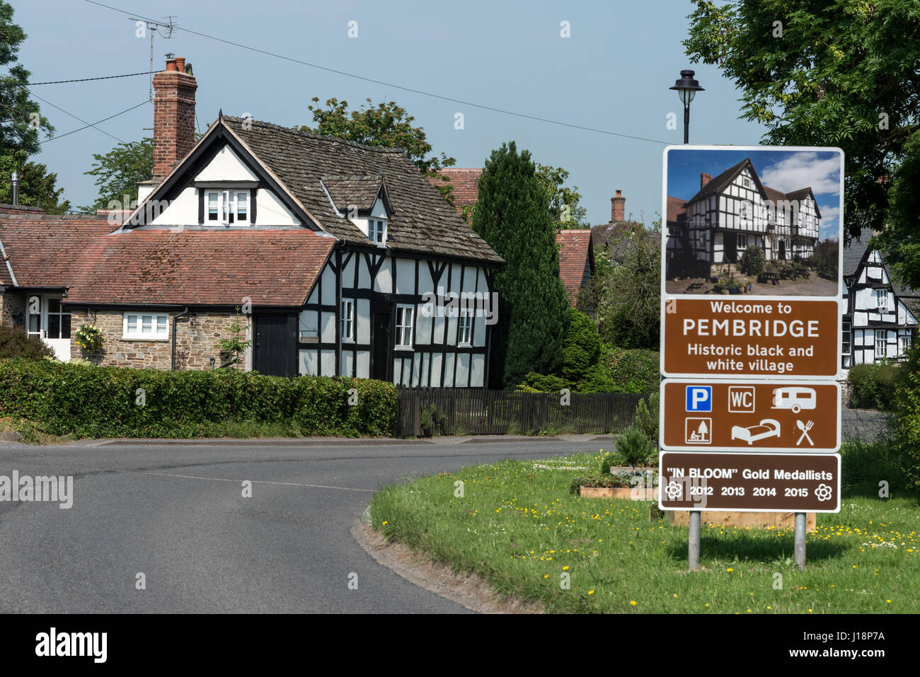 Un visitatore del cartello stradale in Pembridge villaggio sul "Black & White Village Trail" fuori dalla principale A44 strada in Herefordshire, Gran Bretagna. Il 'Black & Whit Foto Stock