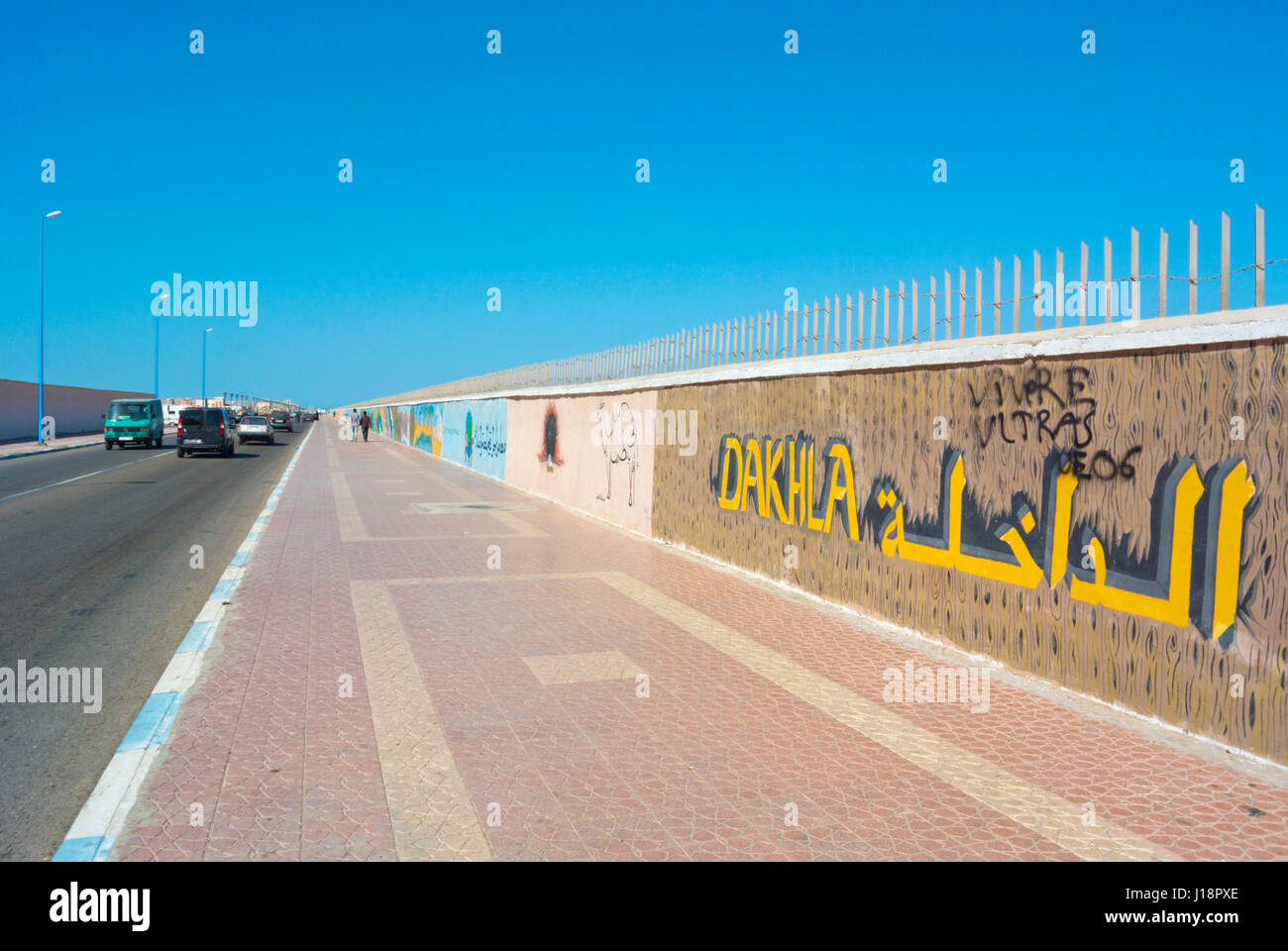 Boulevard Hassan II, oltrepassando l'aeroporto, Dakhla, Sahara Occidentale, amministrata dal Marocco, Africa Foto Stock