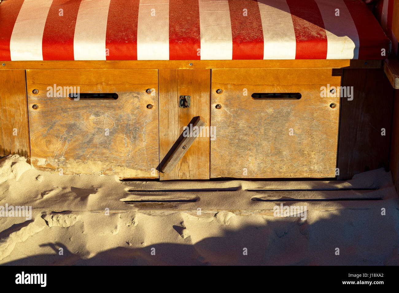 Sedia di spiaggia e dune di sabbia nella luce del mattino sulla piccola Nord Frisone isola Amrum a Schleswig-Holstein, Germania Foto Stock