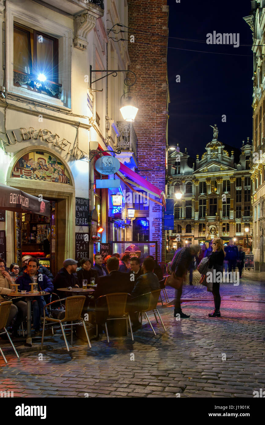 Notte scena di strada a Bruxelles, in Belgio Foto Stock