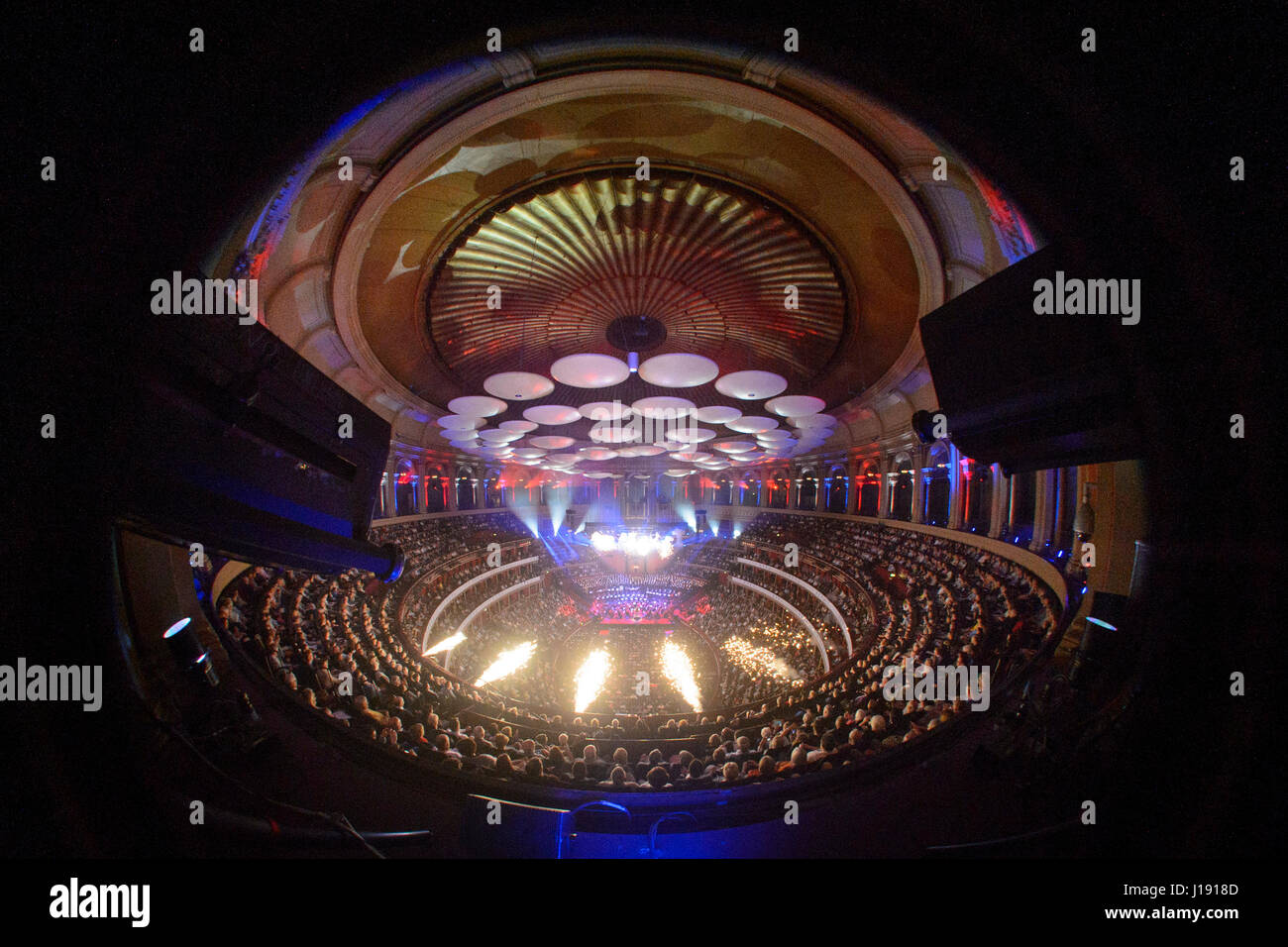 Una vista generale della pirotecnica durante la finale di Tchaikovsky's 1812 overture eseguita dal Bournemouth Symphony Orchestra e Coro, condotta da Stephen Barlow al Classic FM dal vivo presso la Royal Albert Hall di Londra. Il concerto è ospitato dal Regno Unito più popolare di musica classica stazione, Classic FM. Stampa foto di associazione. Picture Data: martedì 18 aprile, 2017. Foto di credito dovrebbe leggere: Matt STANLEY A. CROSSICK/PA FILO Foto Stock