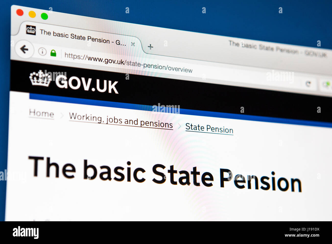 LONDON, Regno Unito - 13 APRILE 2017: ricerca di informazioni per quanto riguarda la pensione statale di base sul Governo britannico sito web, il 13 aprile 2017. Foto Stock