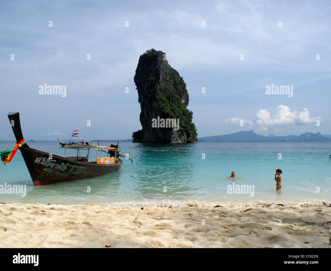 Barca long-tail ormeggiata sulla spiaggia di Koh Poda isole nel mare delle Andamane, Thailandia. Ko Poda è un'isola al largo della costa occidentale della Thailandia, a Krabi Pro Foto Stock