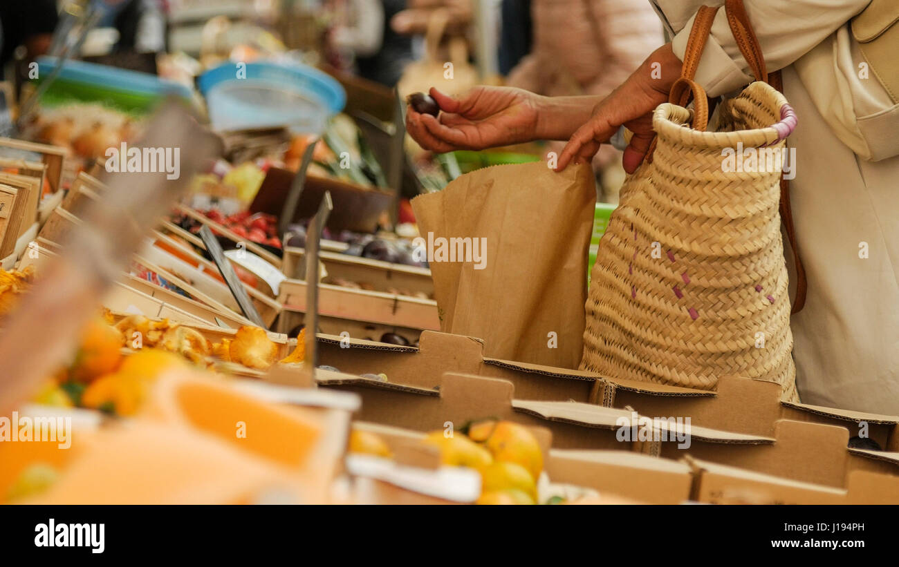 Ragazza scegliendo prodotti freschi in un mercato. Foto Stock