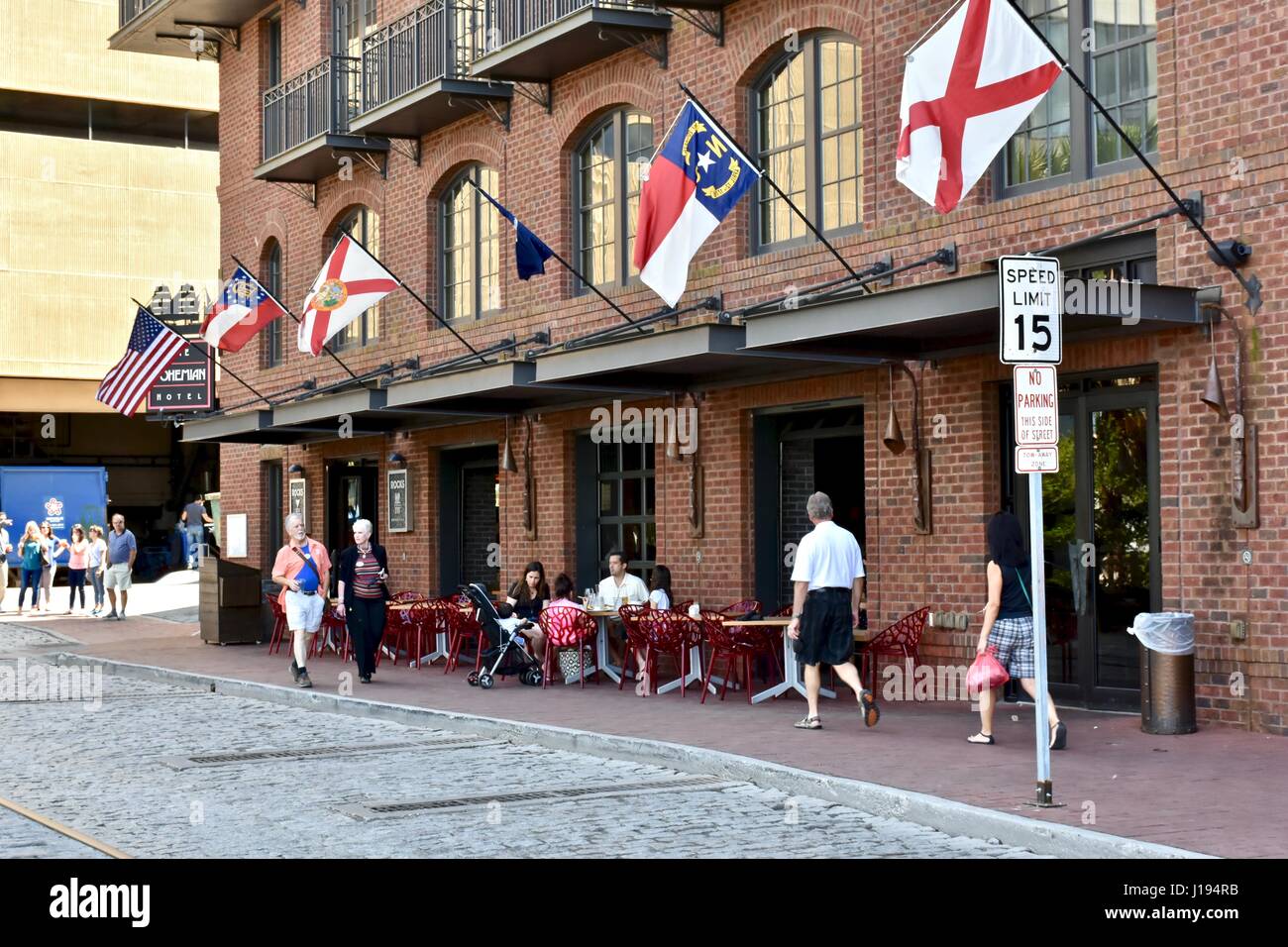 I turisti ad esplorare il Savannah riverfront cercando in diversi ristoranti di Savannah, in Georgia Foto Stock