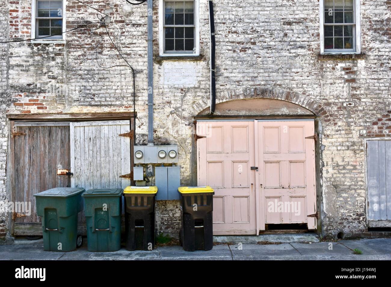 Vecchio edificio con vibranti porta pastello Foto Stock