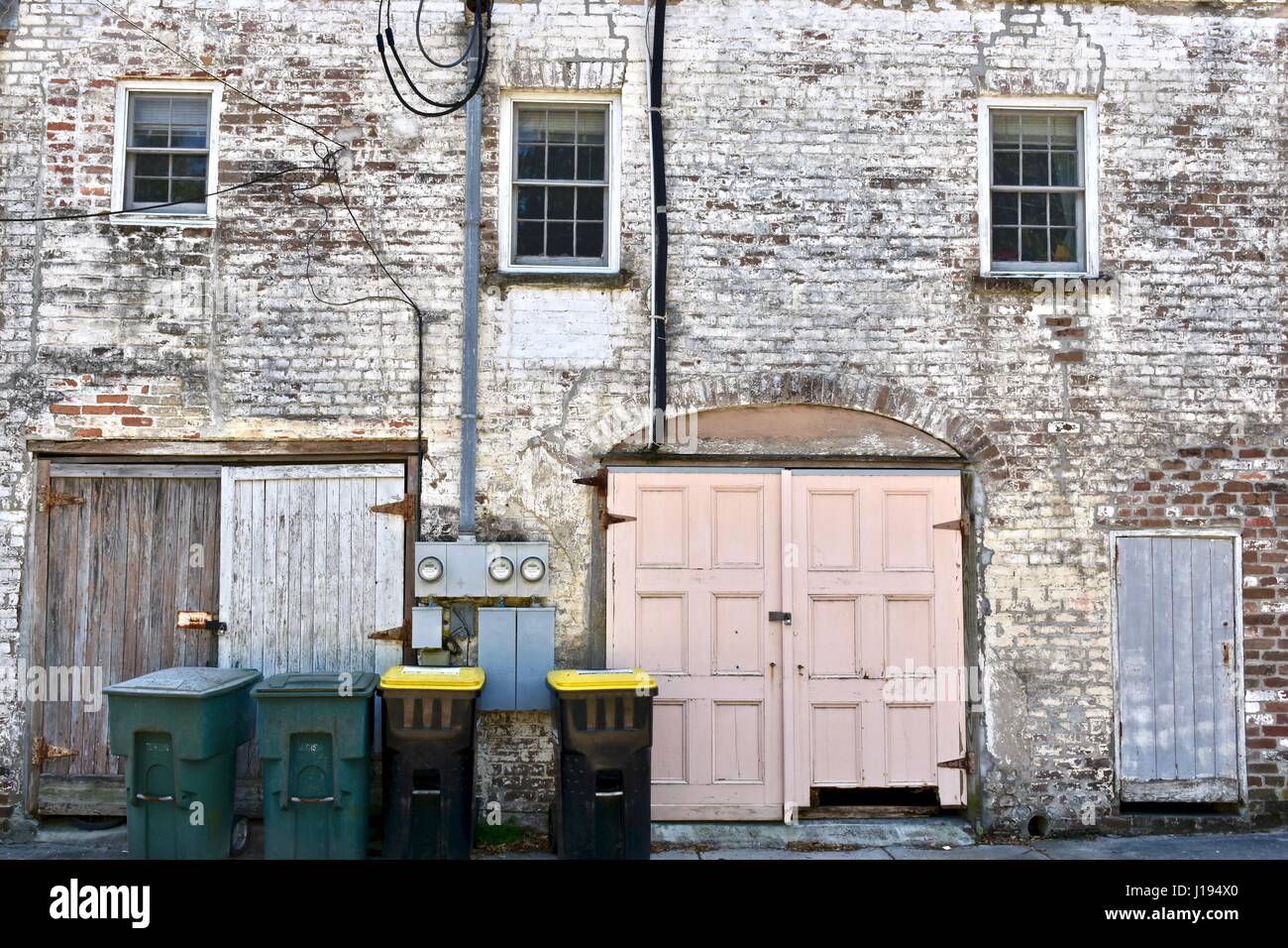 Vecchio edificio con vibranti porta pastello Foto Stock