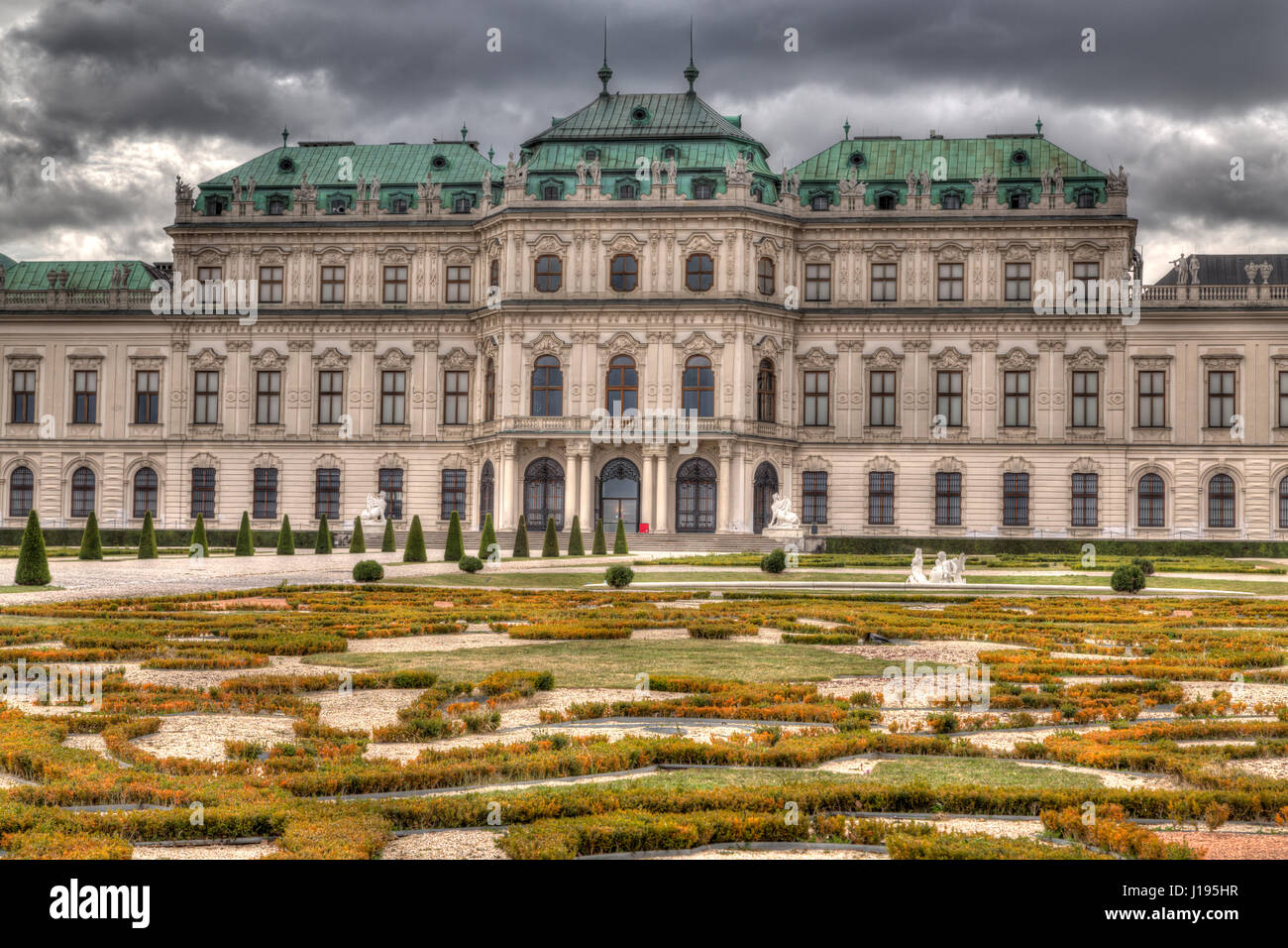 Il Palazzo del Belvedere con il giardino del castello, Belvedere superiore, vista posteriore, Vienna, Austria Foto Stock