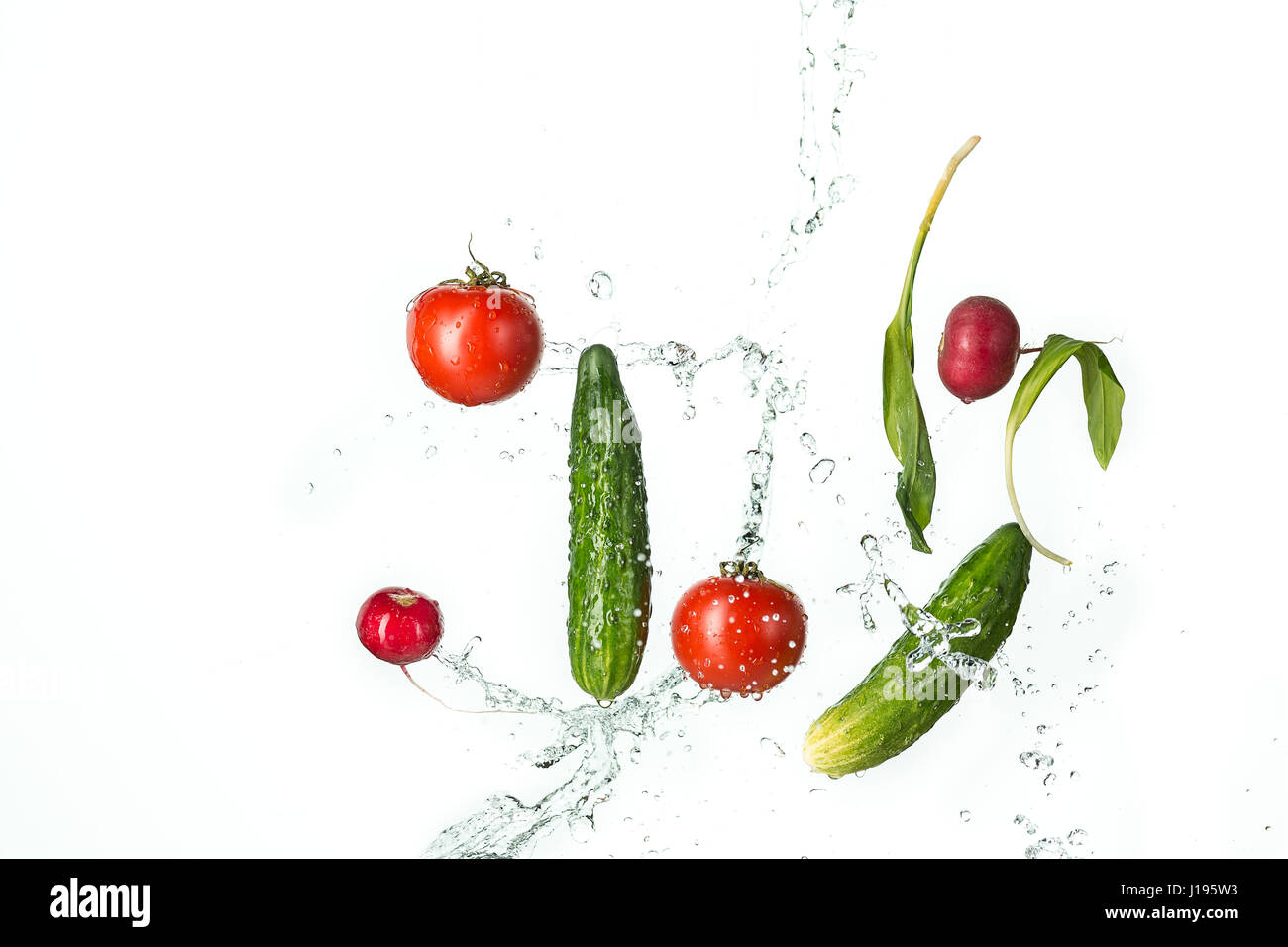 I pomodori freschi, cetrioli, Rafano in spray di acqua. Foto Stock