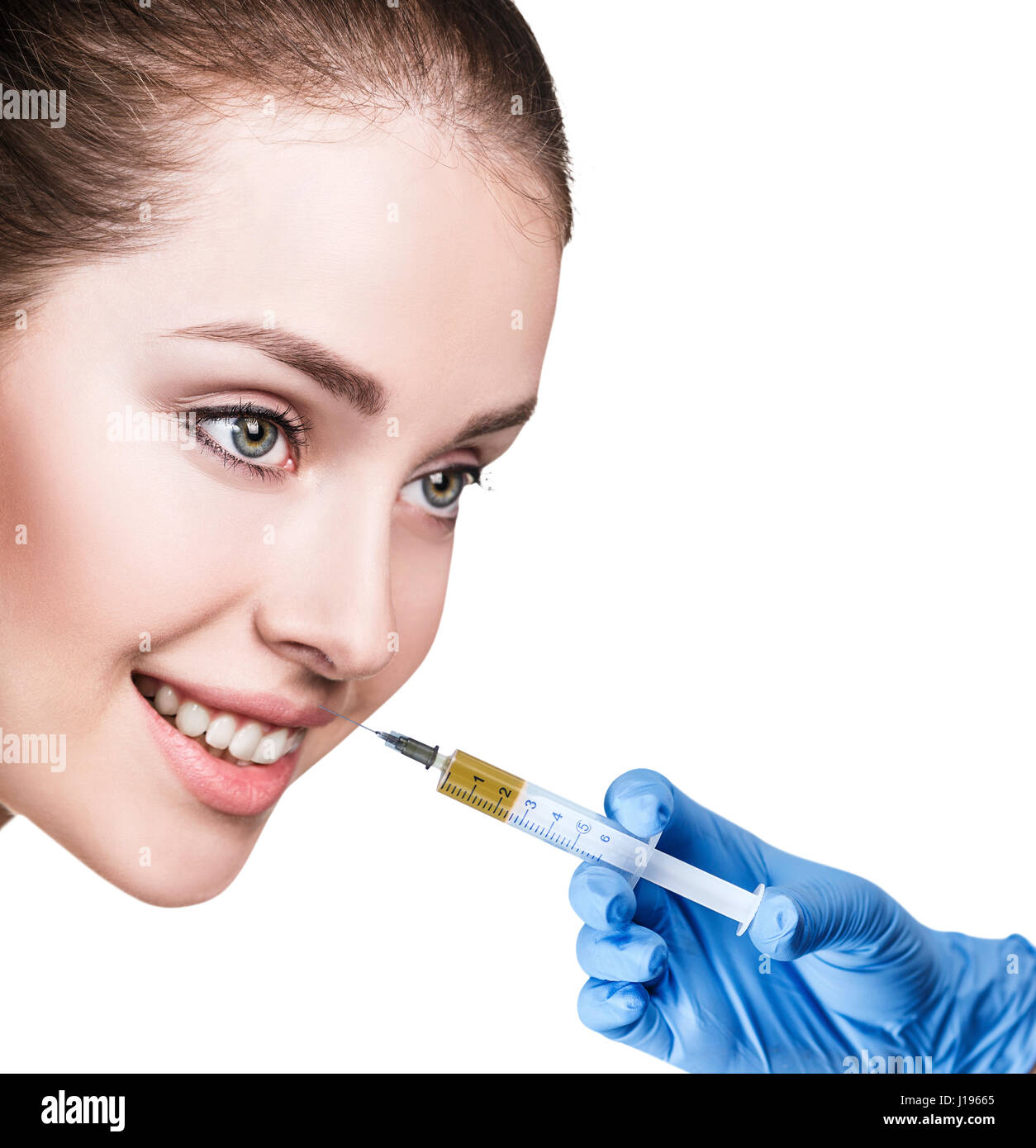 Giovane donna di ottenere prodotti cosmetici di iniezione. Foto Stock