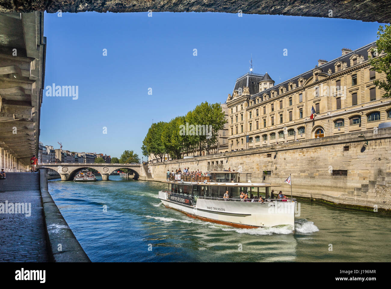 Francia, Parigi, Senna, Ile de la Cité, un fiume Senna barca sta passando la Parigi Prefettura di Polizia Foto Stock
