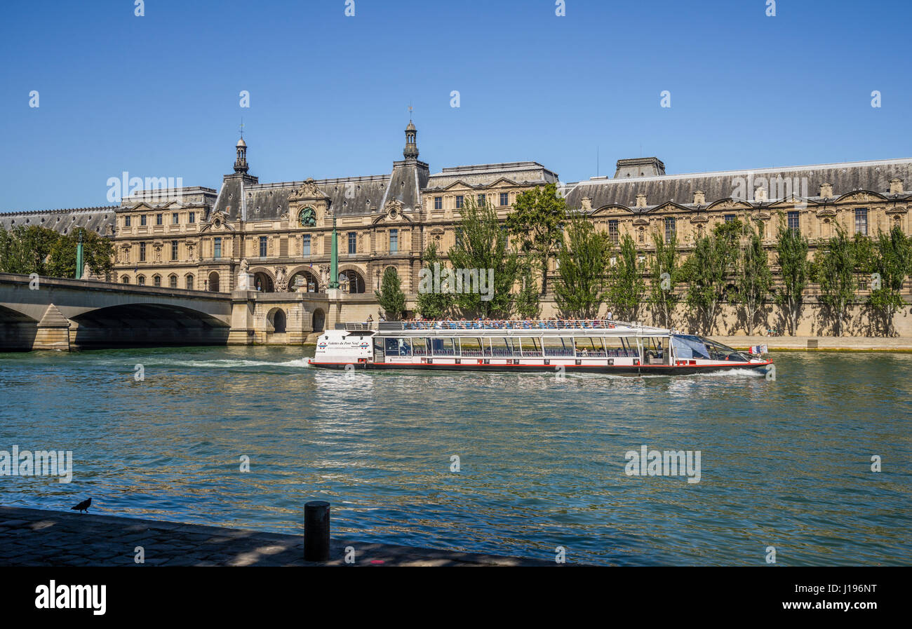 Francia, Parigi, Senna, un fiume Senna barca sta superando il Palazzo del Louvre a Pont du Carrousel Foto Stock