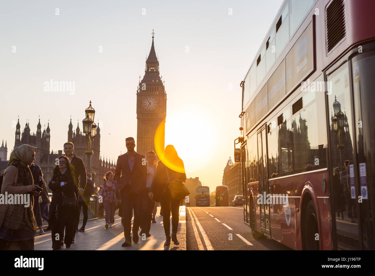 Traffico e persone in modo casuale sul Westminster Bridge in sunset, Londra, Regno Unito. Foto Stock