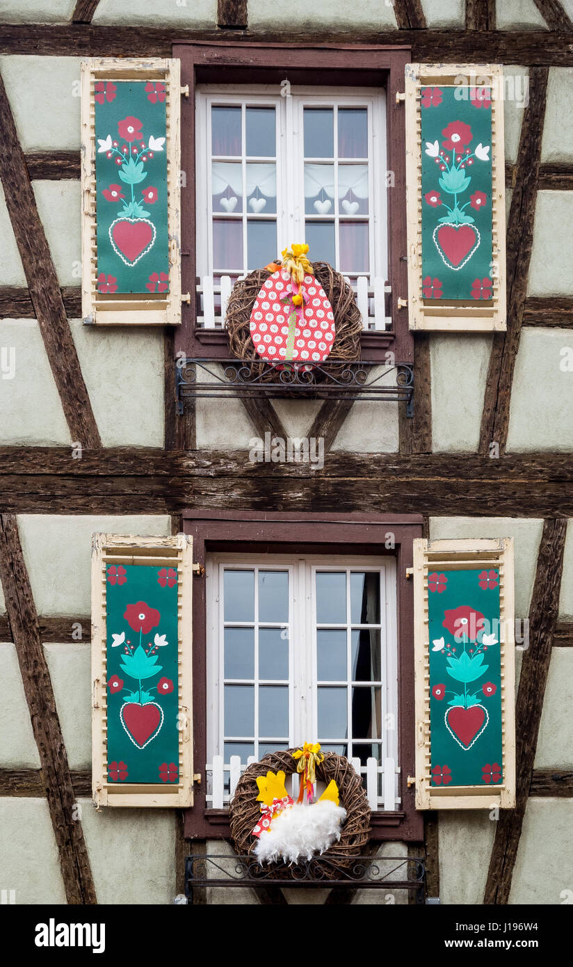 Decorazione della finestra pasqua, Kaysersberg, Alsazia, Francia Foto Stock