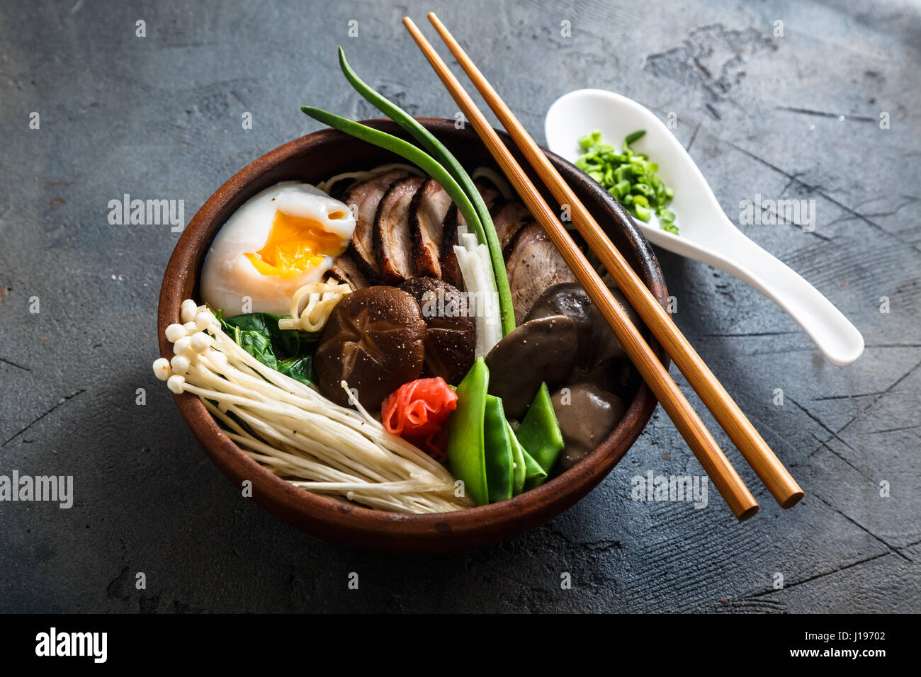 Asian Shiitake Enoki Cipolline Funghi a base di noodle all'uovo o ramen Foto Stock