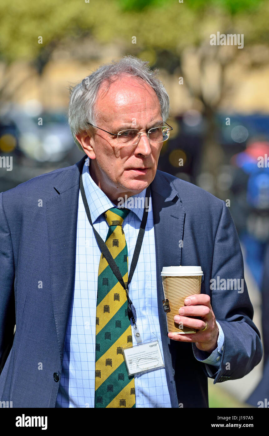 Pietro osso MP (Cost: Wellingborough) in arrivo su College Green, Westminster, con una tazza di caffè 18 aprile 2017, poco dopo le elezioni generali è stato Foto Stock