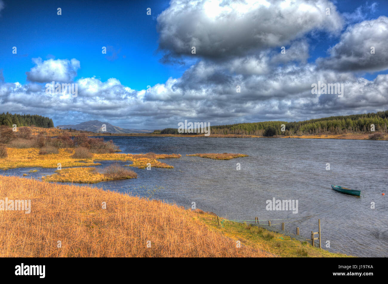 Scottish loch Isle of Mull con una barca a remi e cloudscape in hdr Foto Stock