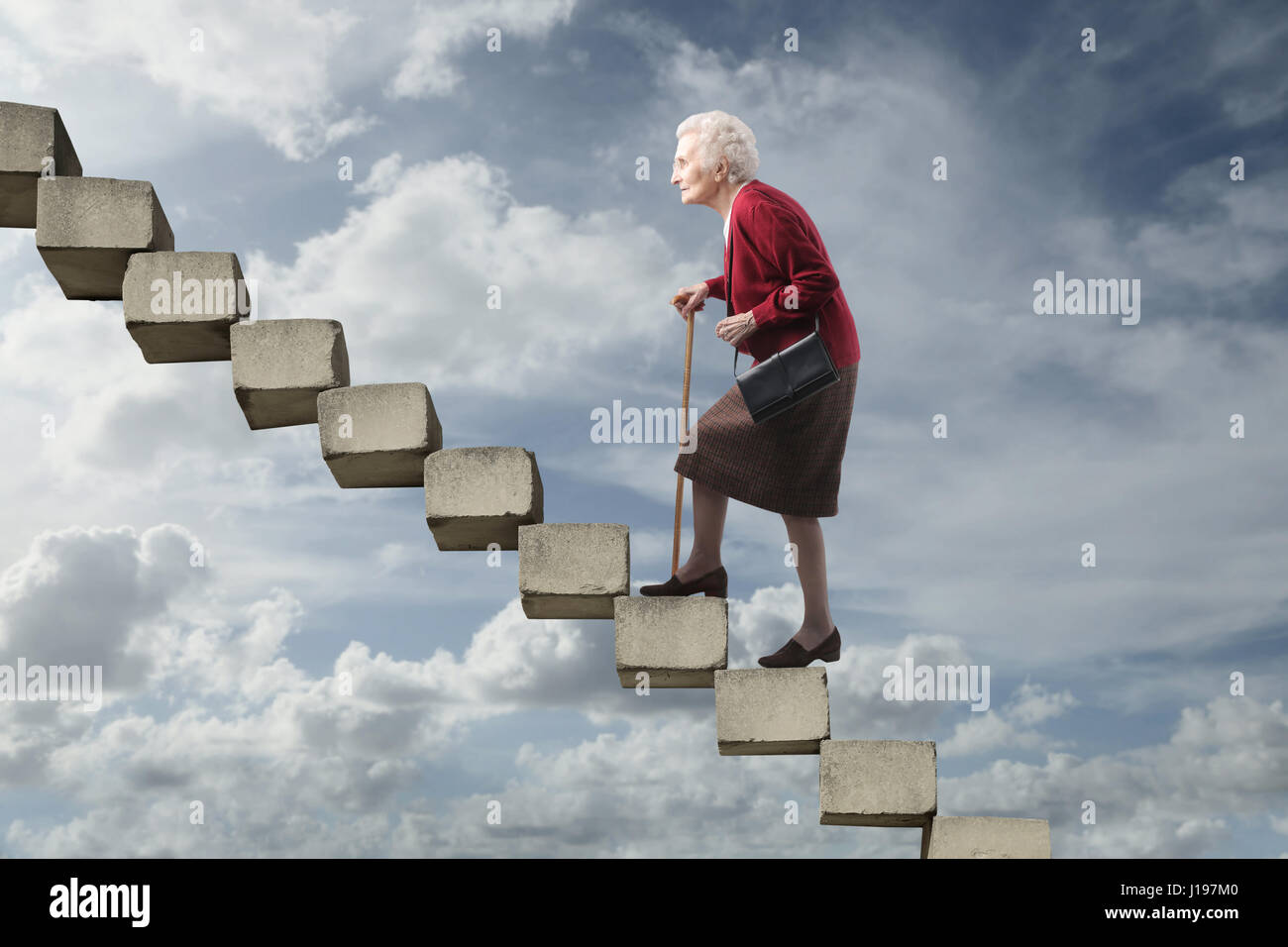 Old Lady camminando sulle scale per il cielo Foto Stock