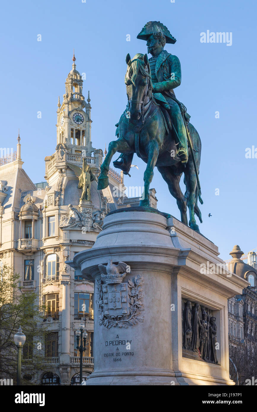 Statua di Dom Pedro IV, vista della statua di Dom Pedro IV all'estremità meridionale dell'Avenida dos Aliados nel centro di Porto, Portogallo. Foto Stock