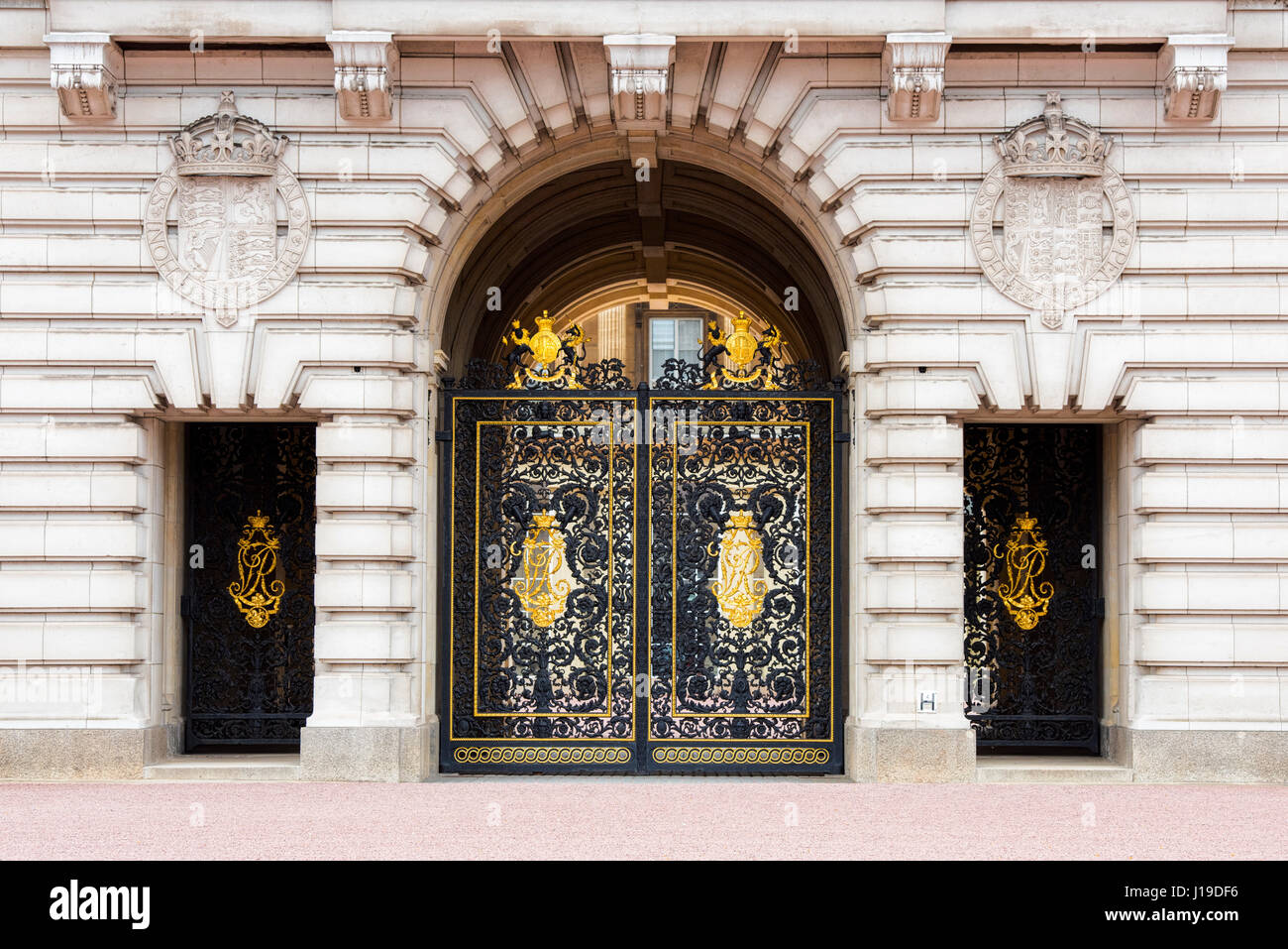 Ornamento dorati cancelli in Buckingham Palace. City of Westminster, Londra, Inghilterra Foto Stock