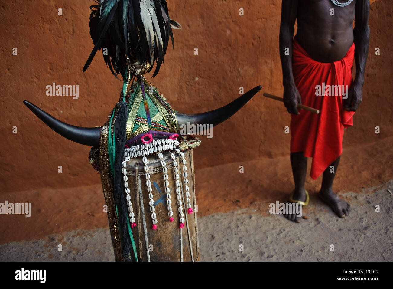 Copricapo appartenente ad un ballerino della tribù bison Horn maria (India). Sta eseguendo la danza Gaur. Foto Stock