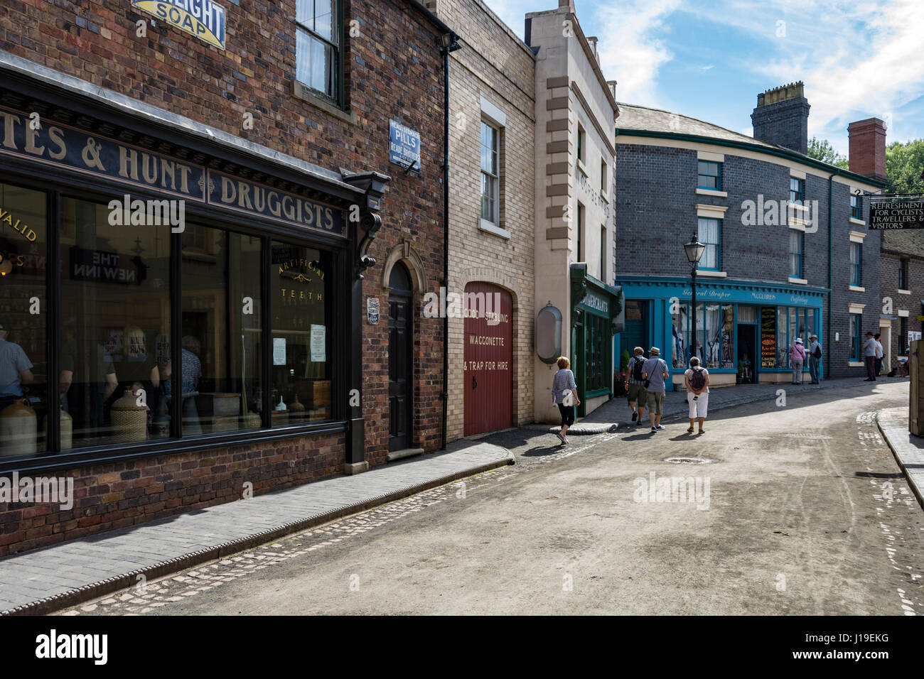 La farmacia e altri negozi a Blists Hill cittadina in stile vittoriano, vicino Madeley, Shropshire, Inghilterra, Regno Unito. Foto Stock