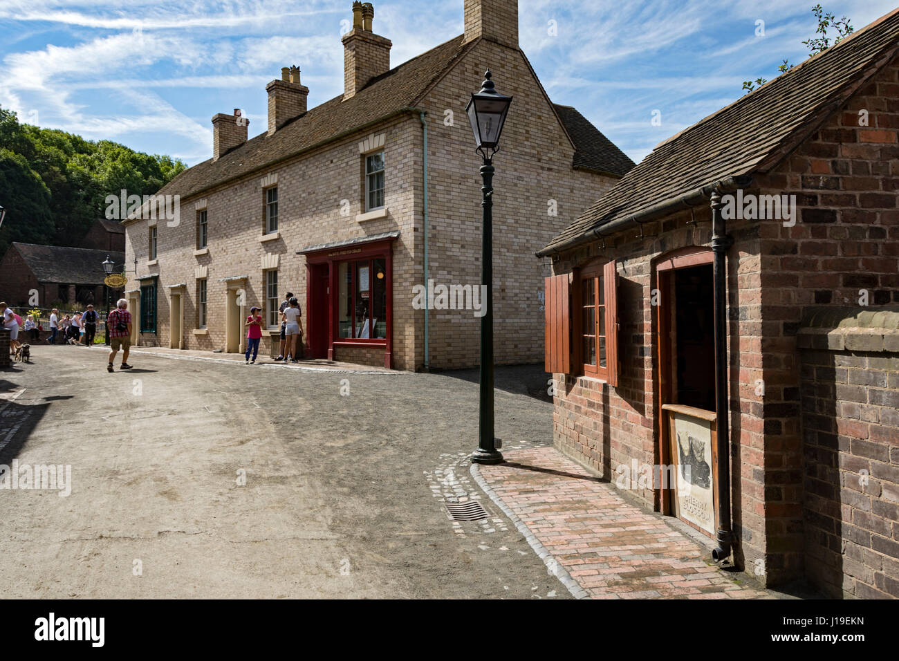 La frittura di pesce e il negozio di calzolaio del negozio a Blists Hill cittadina in stile vittoriano, vicino Madeley, Shropshire, Inghilterra, Regno Unito. Foto Stock