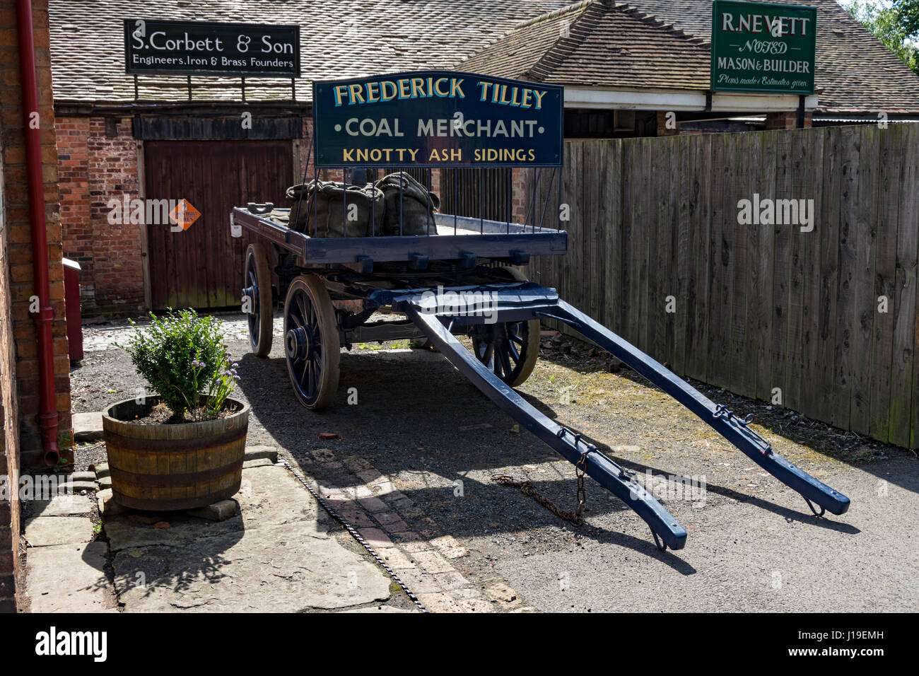 Cavallo e carrello al carbone Merchant's Yard, Blists Hill cittadina in stile vittoriano, vicino Madeley, Shropshire, Inghilterra, Regno Unito. Foto Stock