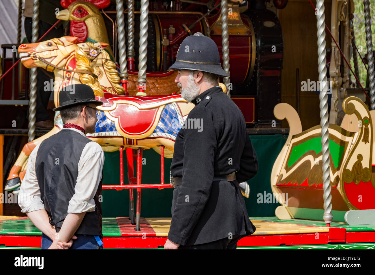 Giostra operatore e poliziotto in costume al Blists Hill cittadina in stile vittoriano, vicino Madeley, Shropshire, Inghilterra, Regno Unito. Foto Stock