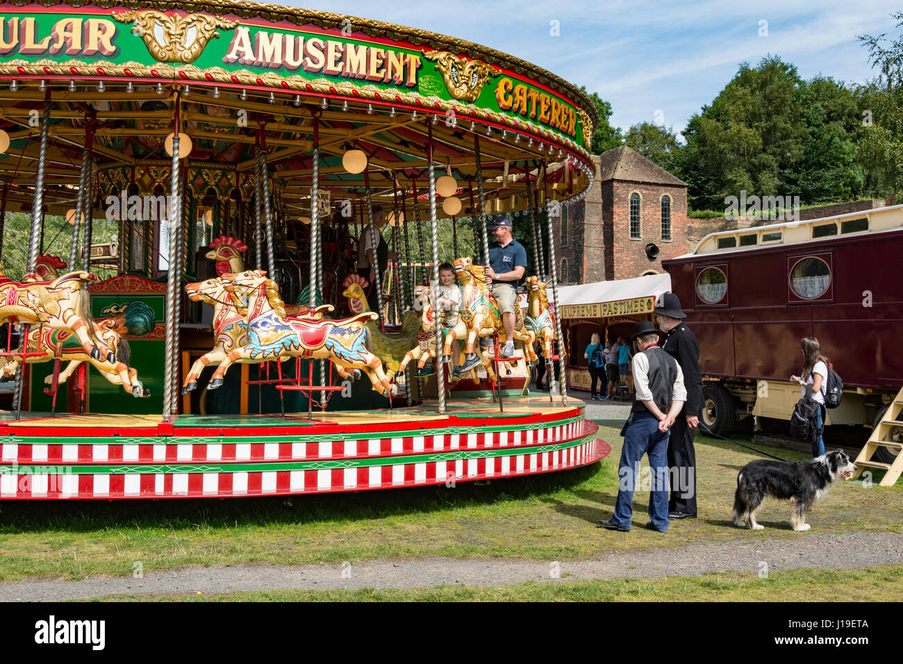 Merry-Go-Round o giostra a Blists Hill cittadina in stile vittoriano, vicino Madeley, Shropshire, Inghilterra, Regno Unito. Foto Stock