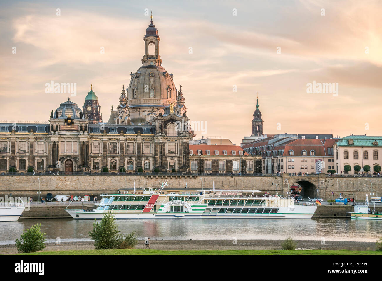 Alba al fiume Elba nella parte anteriore della skyline di Dresda, Sassonia, Germania Foto Stock