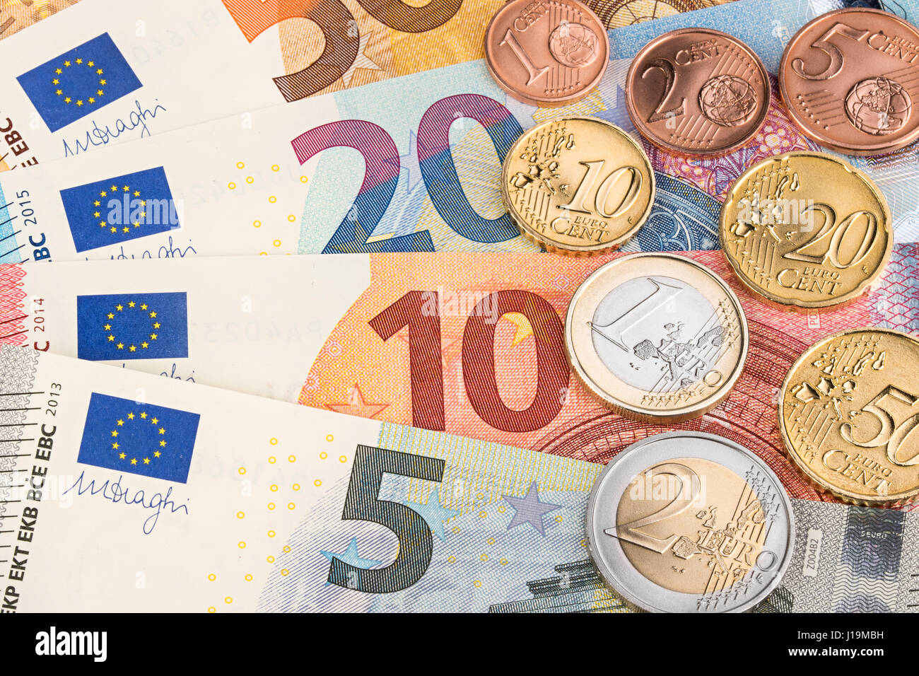 Euro e centesimi sulle banconote delle finanze sfondo concept Foto Stock