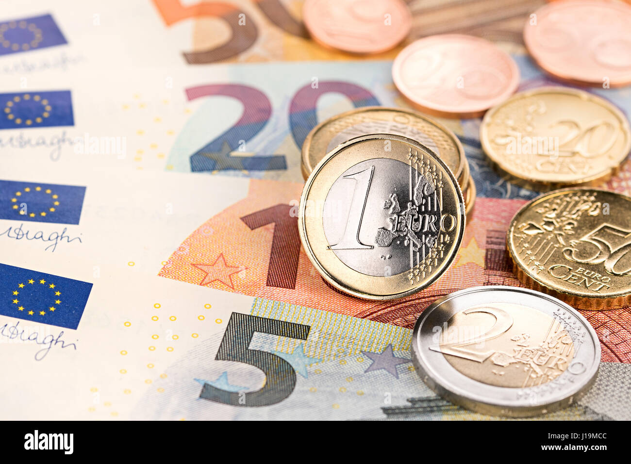 Euro e centesimi sulle banconote delle finanze sfondo concept Foto Stock