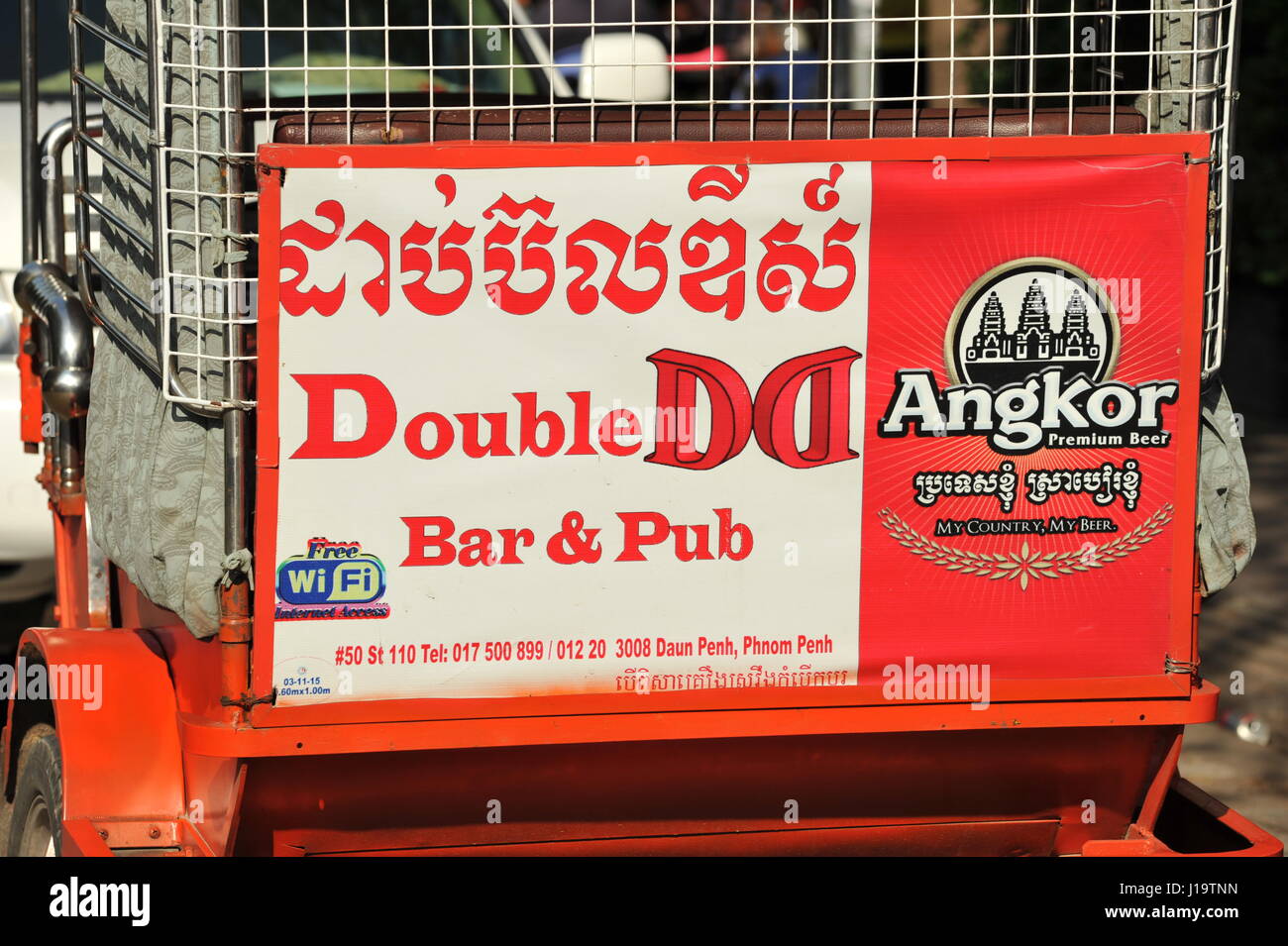 Bilingue pubblicità segno 'Double DD' Hostess Bar & Pub sul retro di un-Tuk Tuk, Phnom Penh Cambogia. Credito: Kraig Lieb Foto Stock