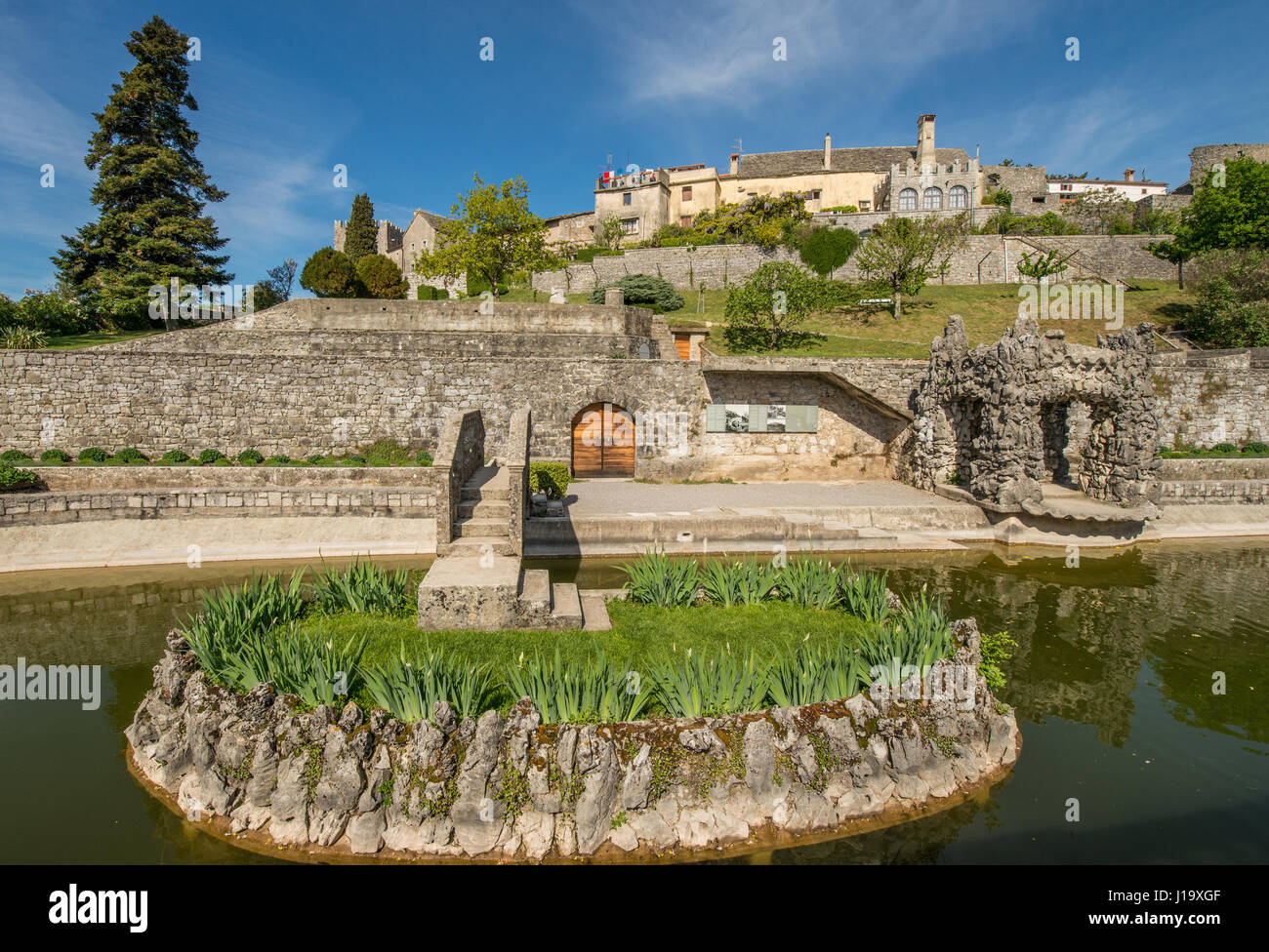 New Scenic 5 posti verde giardino Ferraris nel piccolo borgo carsico di Stanjel in Slovenia Foto Stock