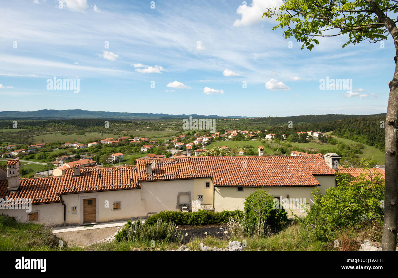 Scenic vecchio villaggio di Stanjel nella regione carsica della Slovenia Foto Stock