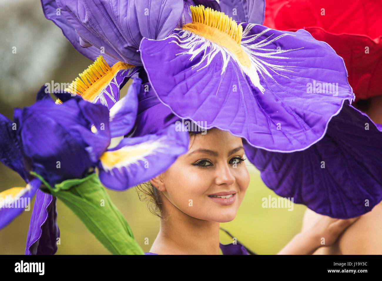 Lauren Green indossando un abito di Iris dal pluripremiato Nuova Zelanda artista Jenny Gillies davanti all'apertura della molla di Harrogate Flower Show. Foto Stock