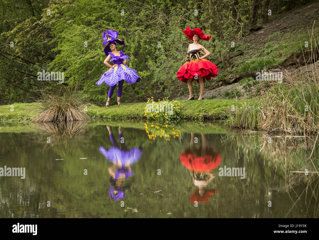 Lauren verde (sinistra) che indossa un abito di Iris e Abi Moore (destra) che indossa un abito di papavero dal pluripremiato Nuova Zelanda artista Jenny Gillies davanti all'apertura della molla di Harrogate Flower Show. Foto Stock