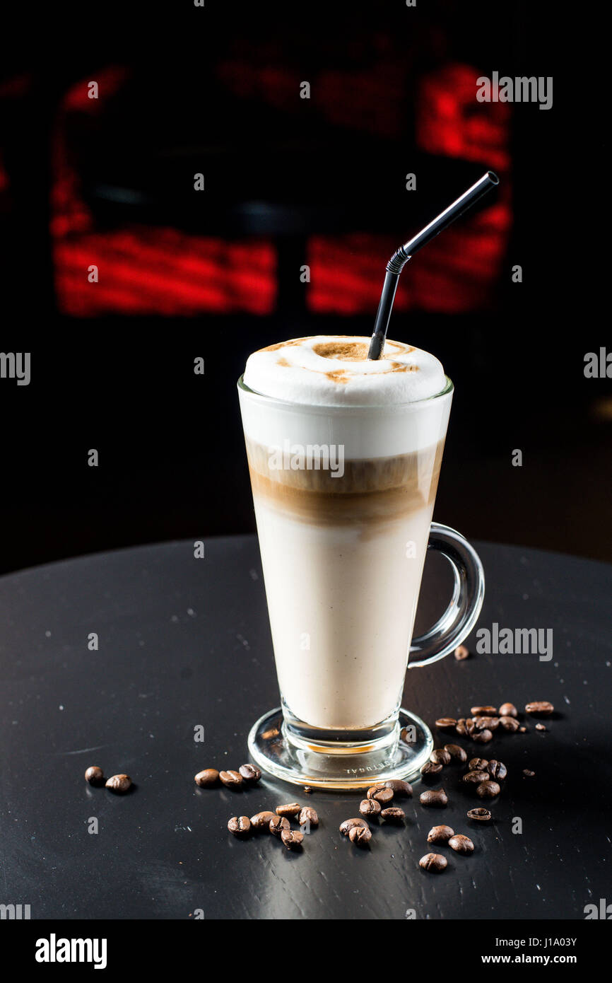 Voglia di caffè latte in un barattolo di vetro sulla tavola nera Foto stock  - Alamy
