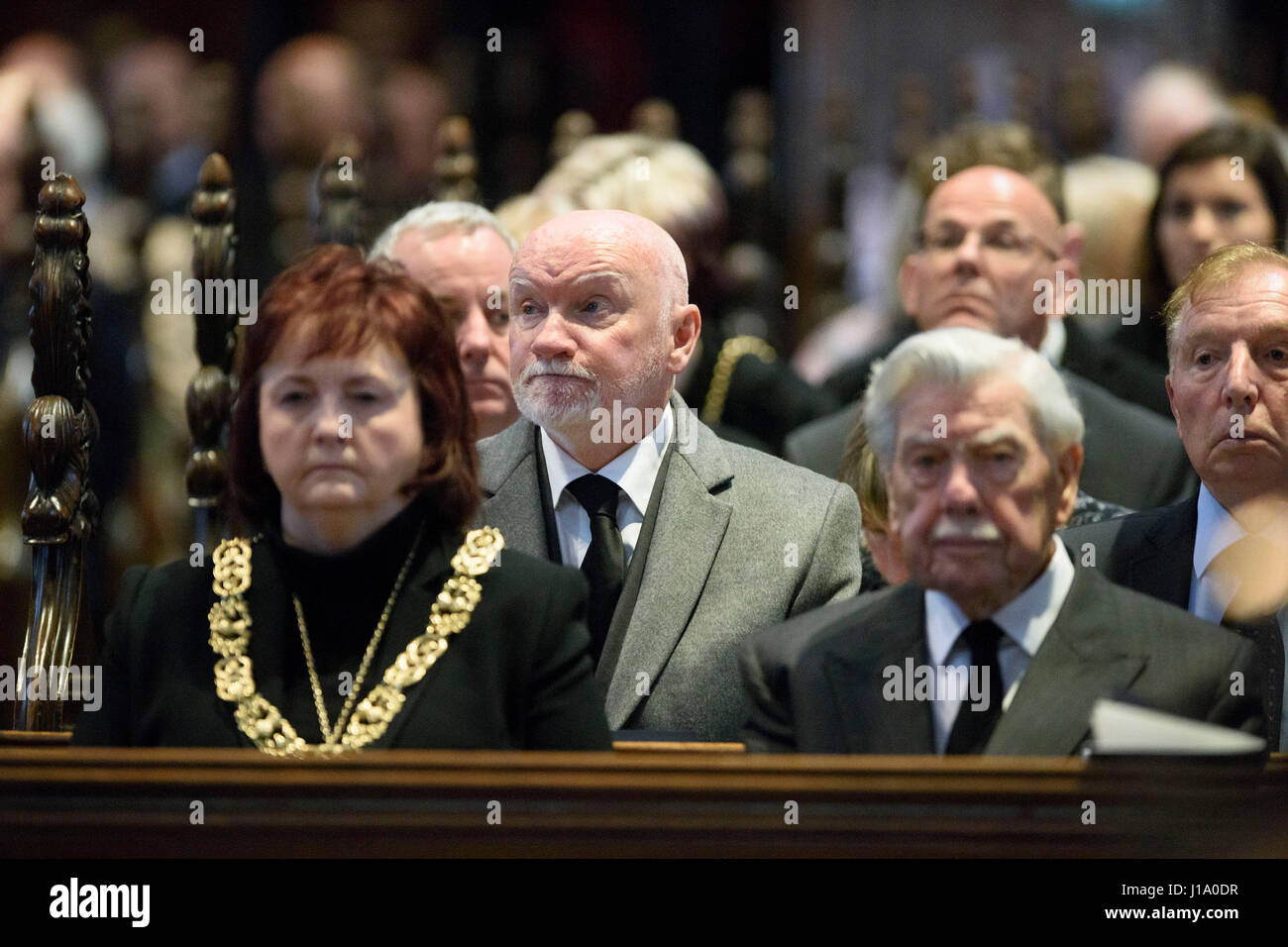 (Da sinistra a destra) Lord Provost di Glasgow Sadie Docherty, Signore McConnell (parzialmente oscurata), imprenditore Sir Tom Hunter, Signore MacFarlane e imprenditore Sir Tom agricoltore frequentando Sir Arnold Clark i funerali del servizio presso la cattedrale di Glasgow. Foto Stock
