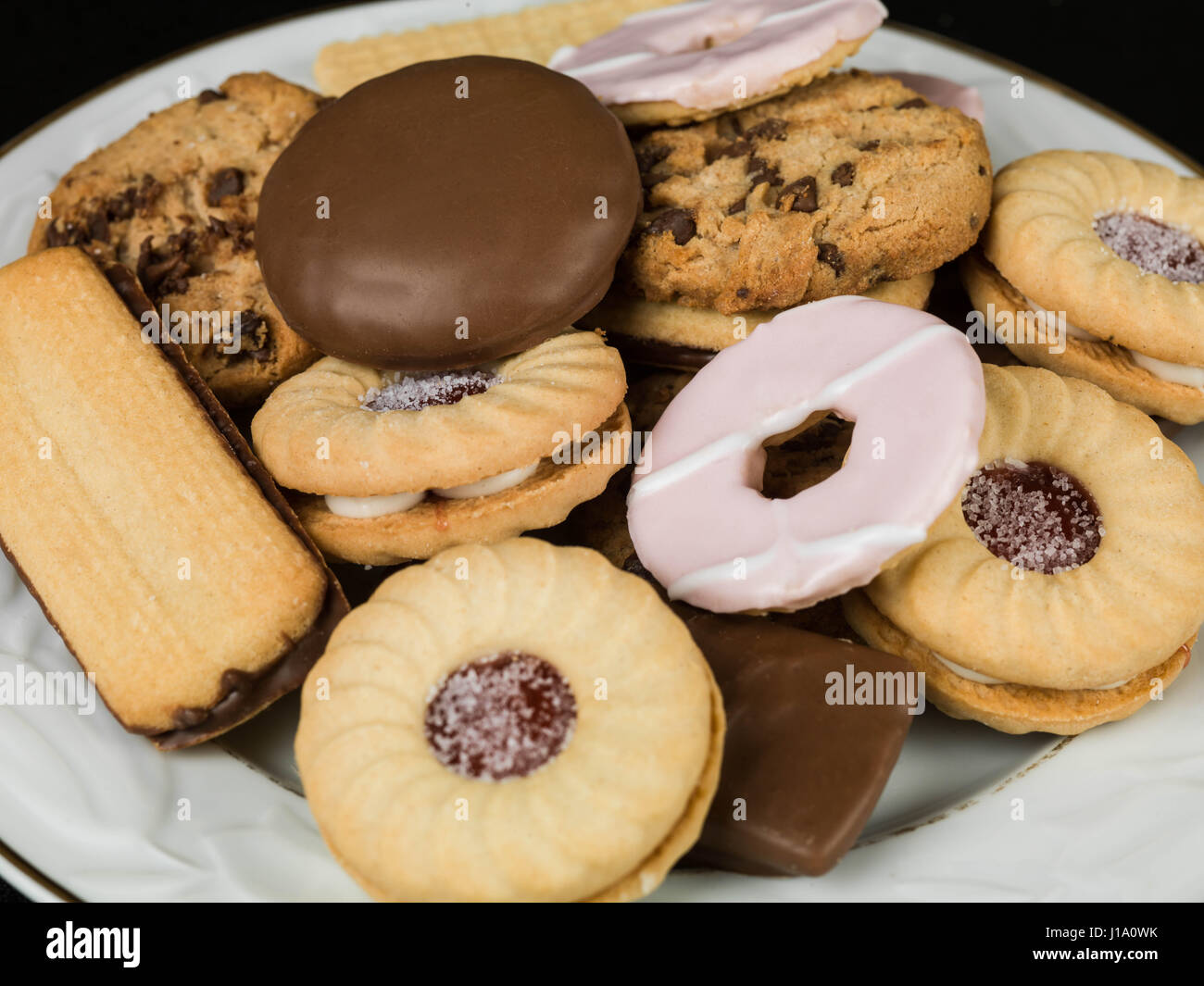 Selezione di tè biscotto spuntini serviti su una piastra Foto Stock