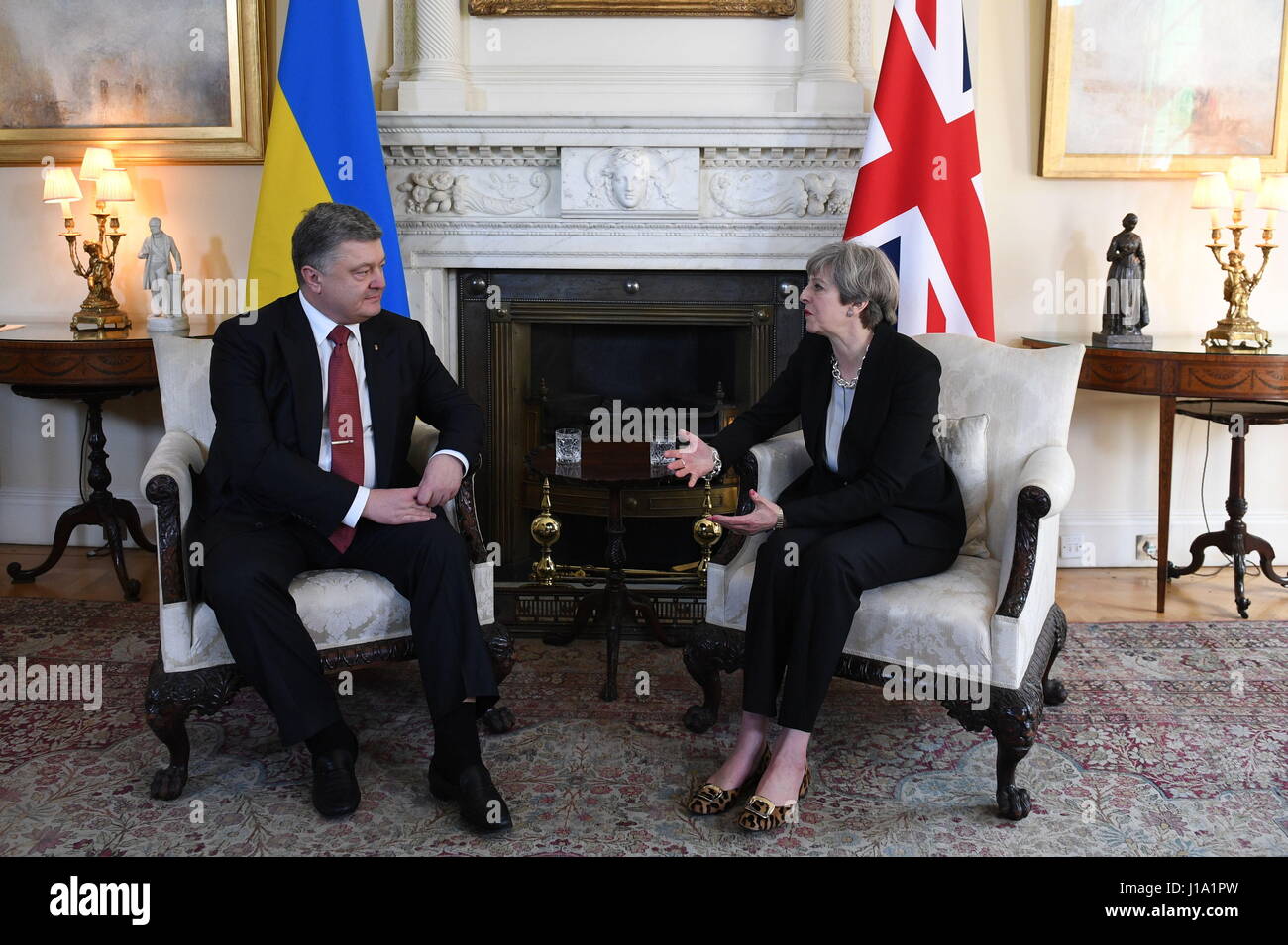 Il primo ministro Theresa Maggio ospita il presidente ucraino Petro Poroshenko per colloqui a 10 Downing Street, Londra. Foto Stock