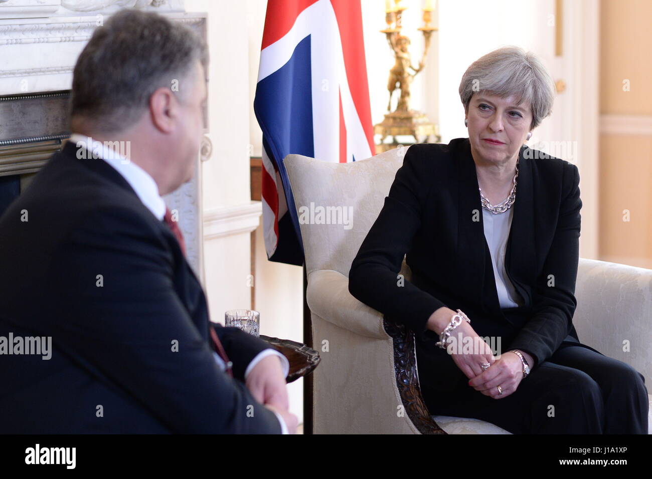 Il primo ministro Theresa Maggio ospita il presidente ucraino Petro Poroshenko per colloqui a 10 Downing Street, Londra. Foto Stock