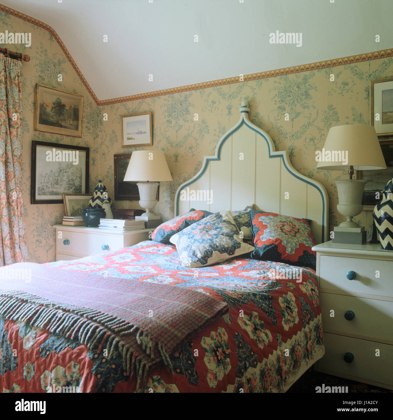 Modesto stile retrò camera da letto con mosaico Foto Stock