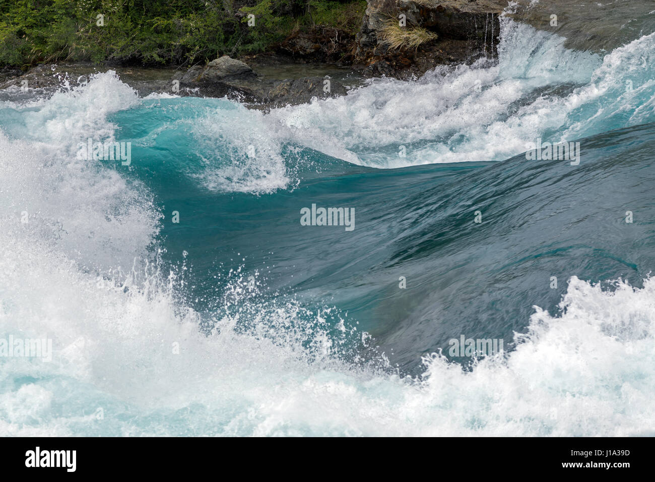Bella onda formata mediante il fragoroso cascata alla confluenza del Rio Baker e Rio Nef in Patagonia Aysen Foto Stock
